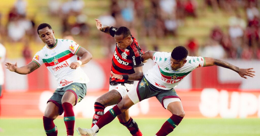 Flamengo busca empate nos acréscimos com a Portuguesa e mantém tabu de 41 anos no Carioca