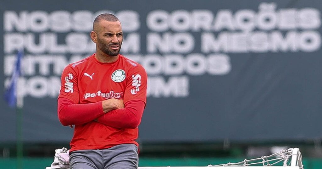 Goleiro Weverton volta a negociar com o Grêmio e pode deixar o Palmeiras