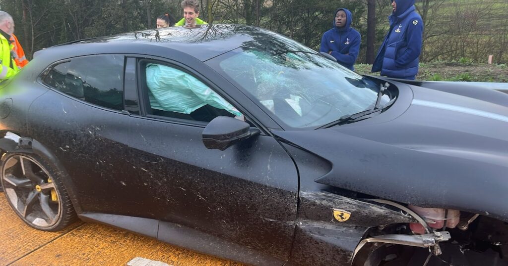 Jogadores do Tottenham sofrem acidente com Ferrari a caminho de jogo da Champions