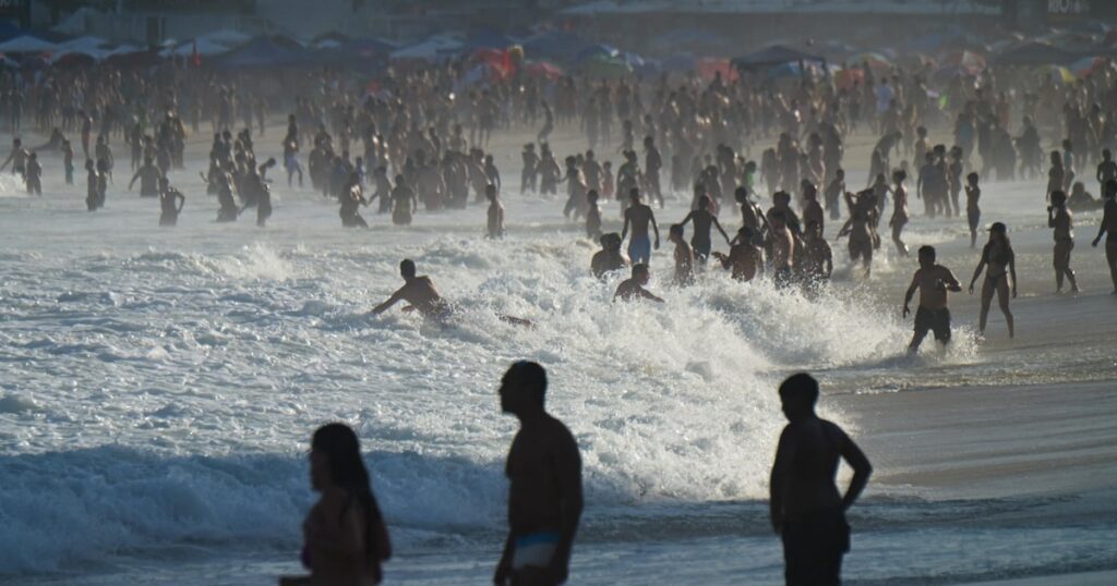 Mais de mil pessoas foram resgatadas no mar de Copacabana na virada do ano no Rio