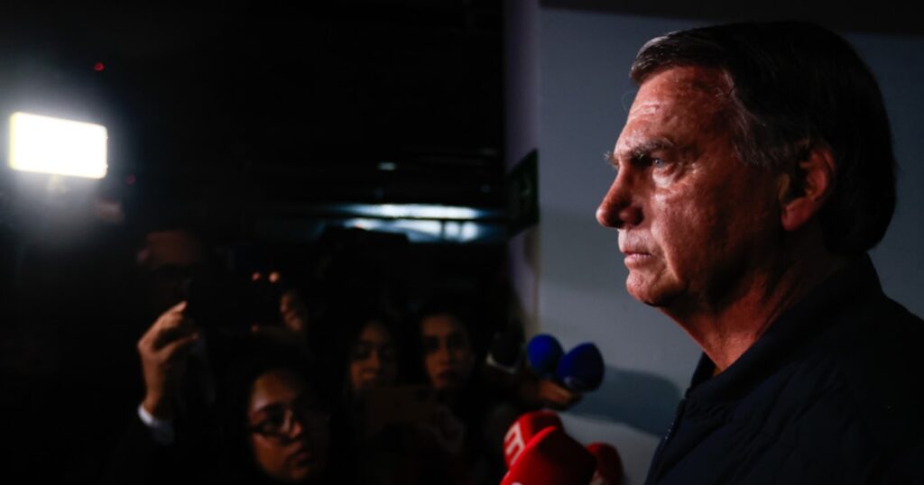 Moraes pede manifestação da PGR sobre Smart TV, pastor e livros para Bolsonaro
