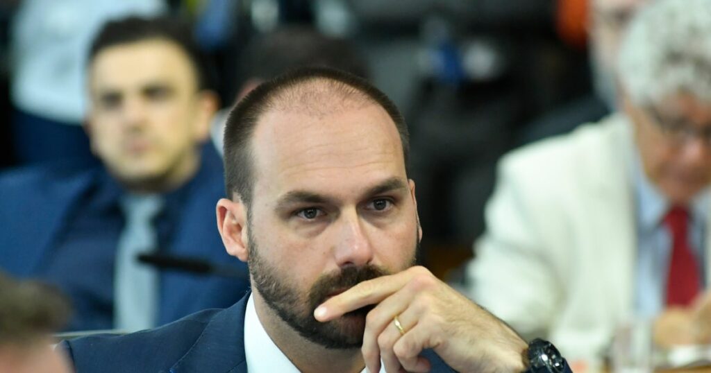 PF determina que Eduardo Bolsonaro volte ao cargo de escrivão após ter mandato cassado na Câmara
