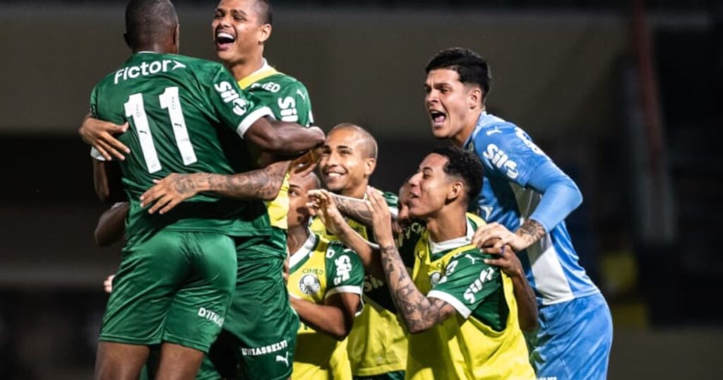 Palmeiras empata com Vitória e passa nos pênaltis em jogo marcado por arbitragem polêmica na Copinha