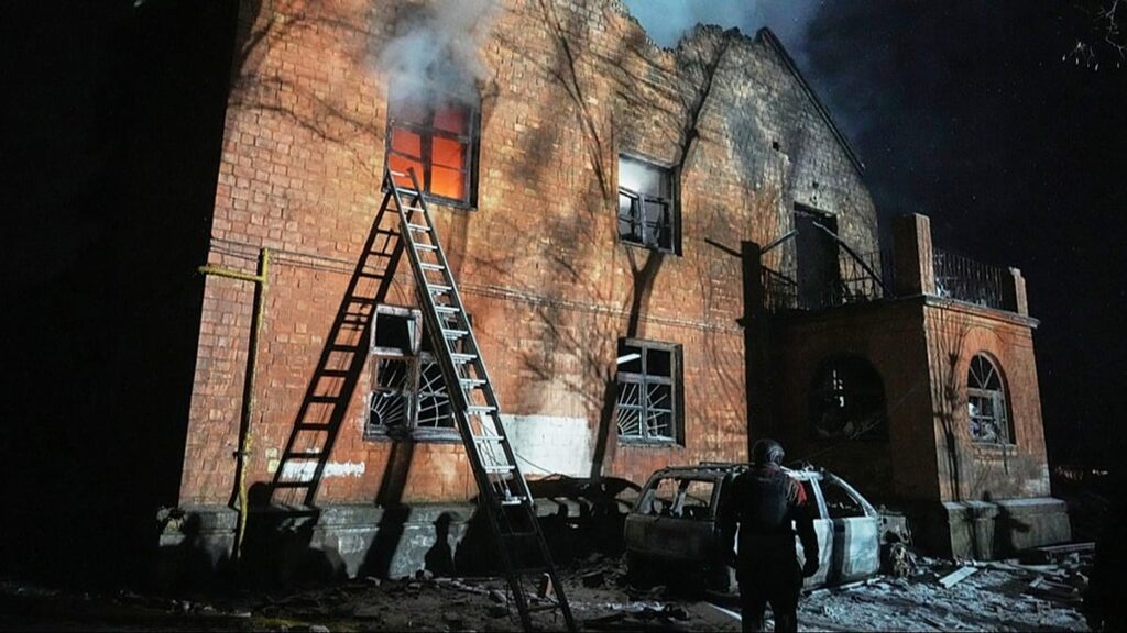 Pelo menos duas pessoas mortas e 15 feridas em ataques russos durante a noite na Ucrânia