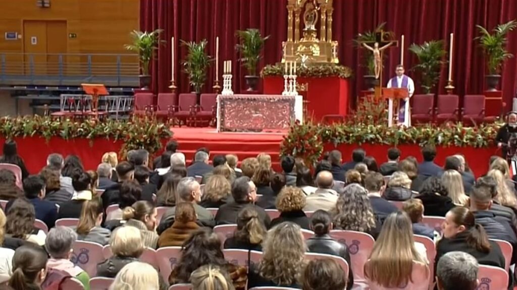 Reis de Espanha presentes na missa pelas vítimas do acidente de Adamuz