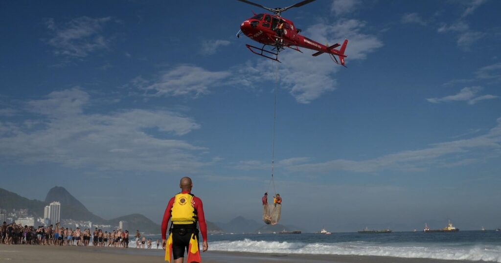 Ressaca em Copacabana: uma pessoa está desaparecida no mar e mais de 100 já foram resgatadas