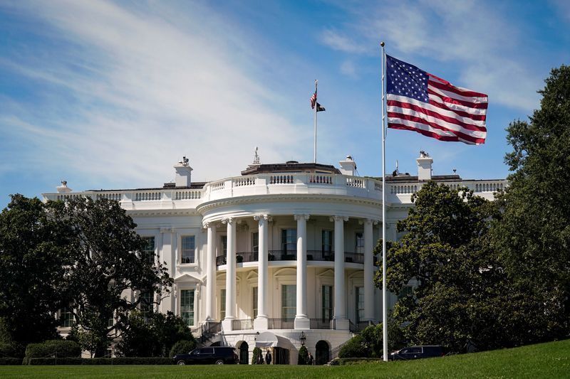 Sem aprovação do Congresso, governo dos EUA inicia breve shutdown