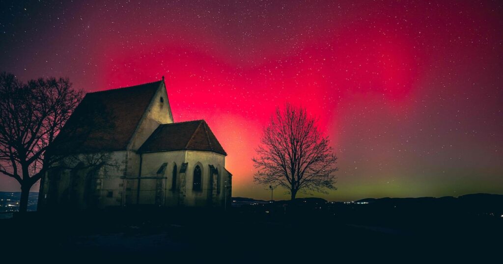 Tempestade solar impulsiona aurora boreal em várias partes do mundo; veja imagens