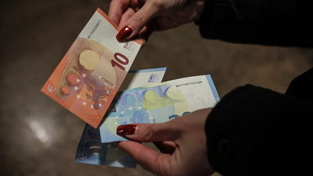 Vídeo. Bulgária: bancos e lojas relatam transição para o euro sem percalços