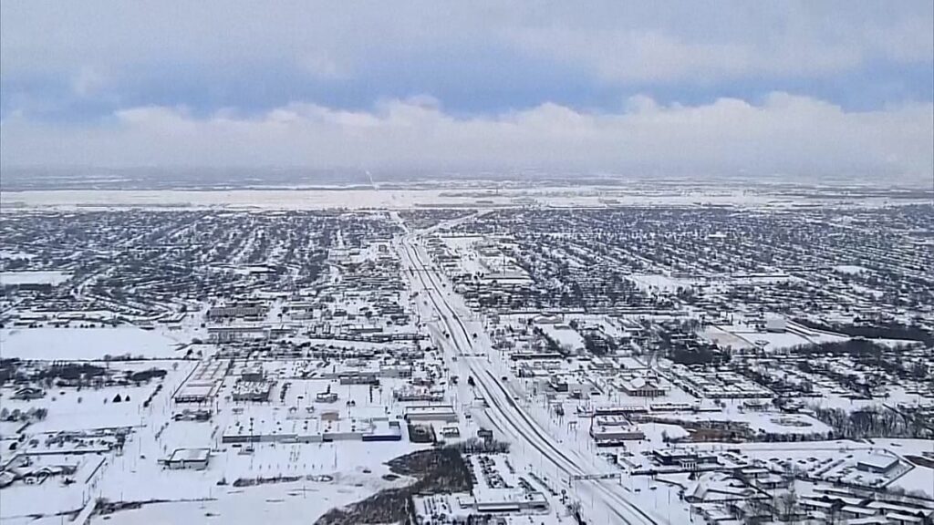 Vídeo. Estados Unidos: Imagens de drone mostram cidades cobertas de neve e limpa-neves a operar