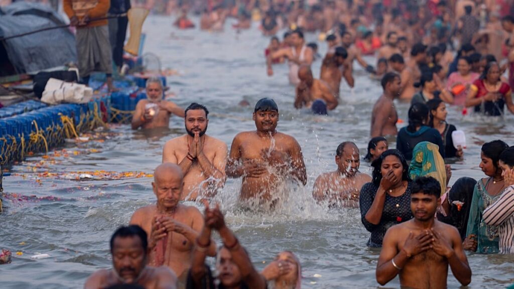 Vídeo. Índia: milhares de fiéis hindus tomam banho sagrado no Sangam no Magh Mela