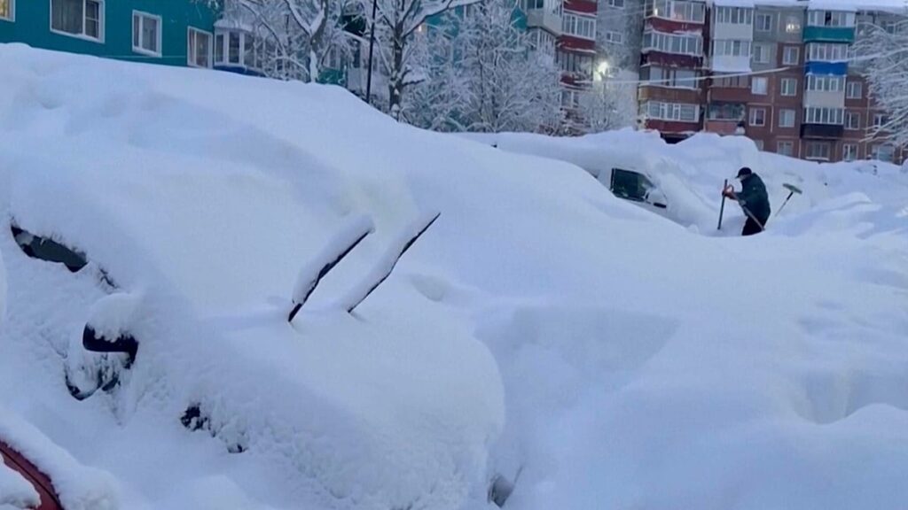 Vídeo. Rússia, Kamchatka: desenterram casas de espessas camadas de neve