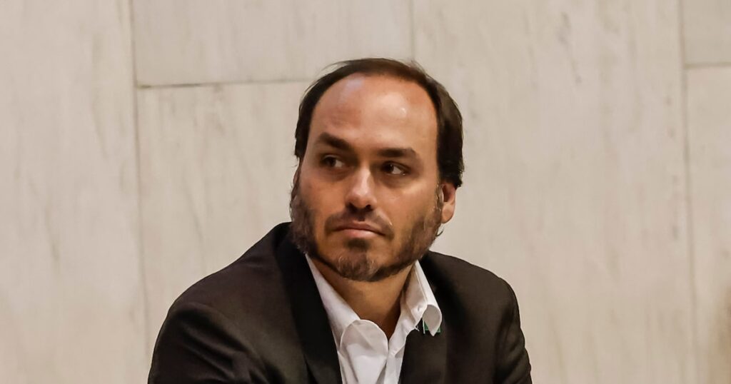 Bolsonaro está listando pré-candidatos ao Senado e a governos estaduais da prisão, diz Carlos