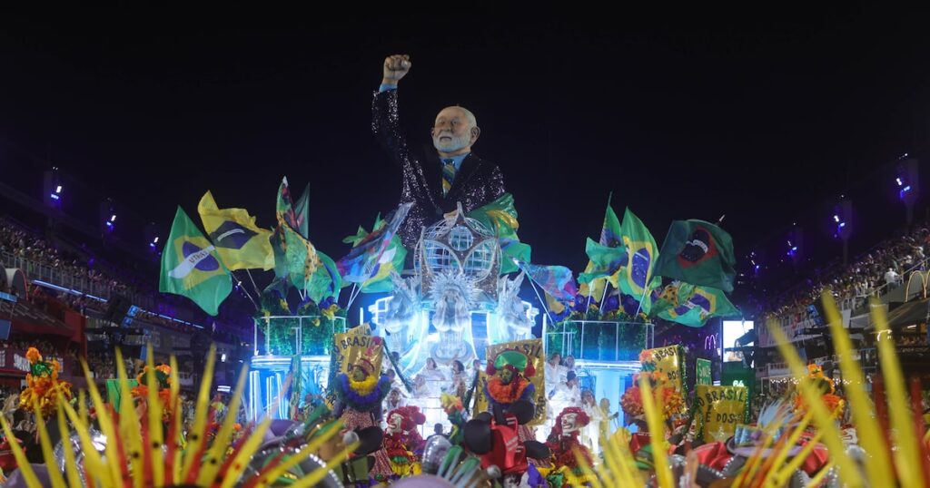 Carnaval do RJ: 1ª noite de desfiles tem homenagem a Lula, Ney Matogrosso e tradições afro-indígenas