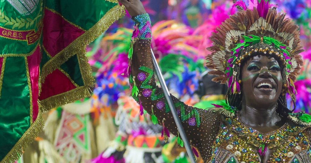 Desfile das campeãs do carnaval do Rio: onde a bandeira das escolas é mais que um adereço