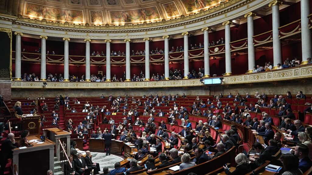 França aprova orçamento para 2026 após governo sobreviver a moções de censura