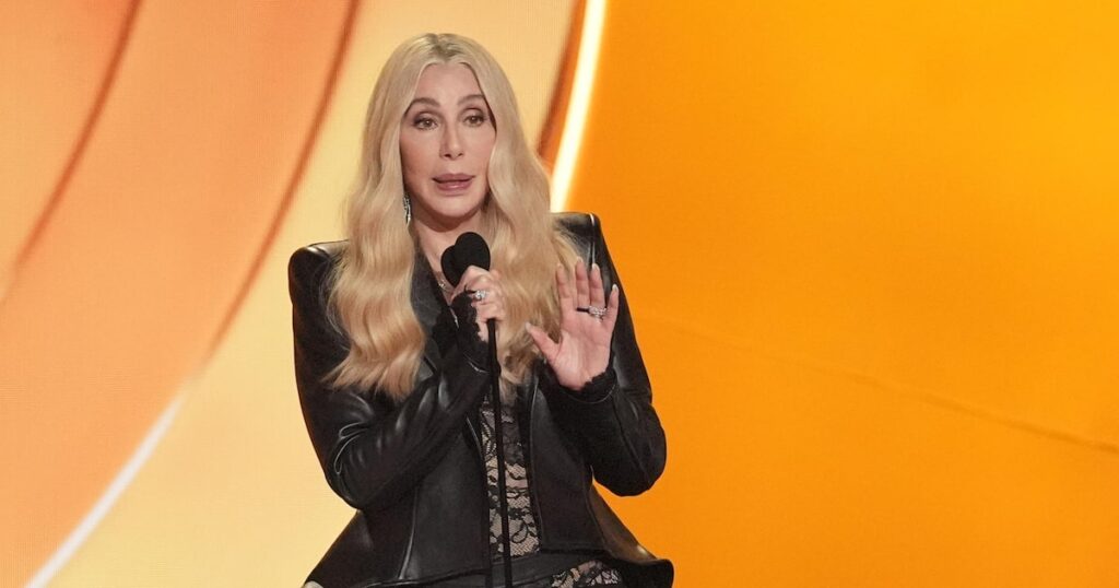 Grammy 2026: Cher faz sequência de gafes, se confunde e erra nome de vencedor; veja vídeo