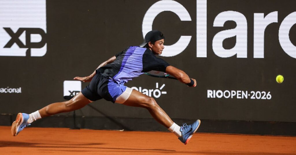 Guto Miguel estreia no Rio Open aos 16 anos e anima torcida, mas é eliminado por lituano