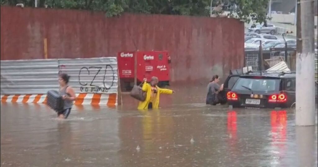 Idosa morre ao ser arrastada por enxurrada em temporal de São Paulo
