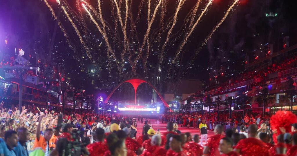 Lula chega com ministros e presidentes de estatais à Sapucaí para acompanhar desfile