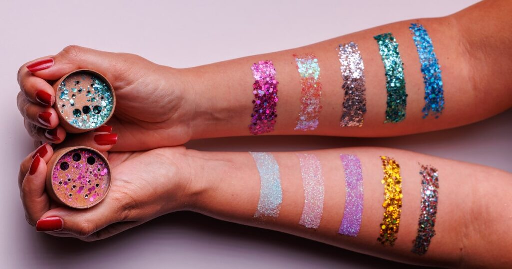Marcas trocam glitter de microplásticos por purpurina ecológica em busca de diferencial sustentável
