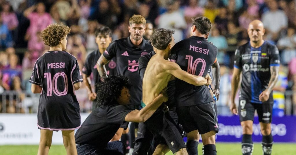 Messi é jogado ao chão por segurança que queria protegê-lo de abraço de torcedor em Porto Rico