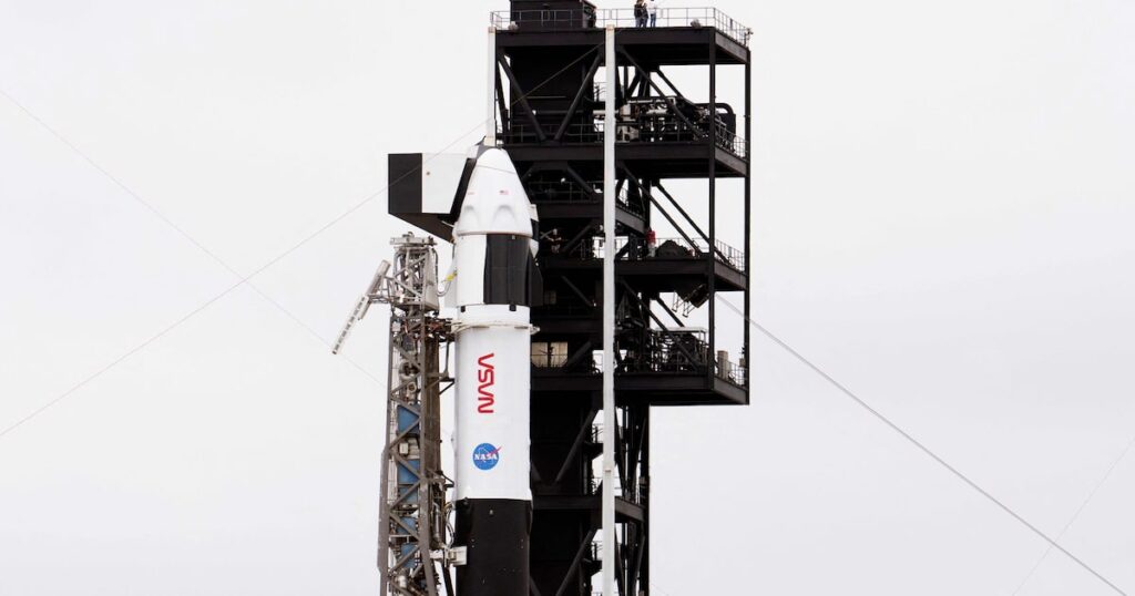 Nasa e SpaceX lançam foguete com 4 astronautas para Estação Espacial Internacional