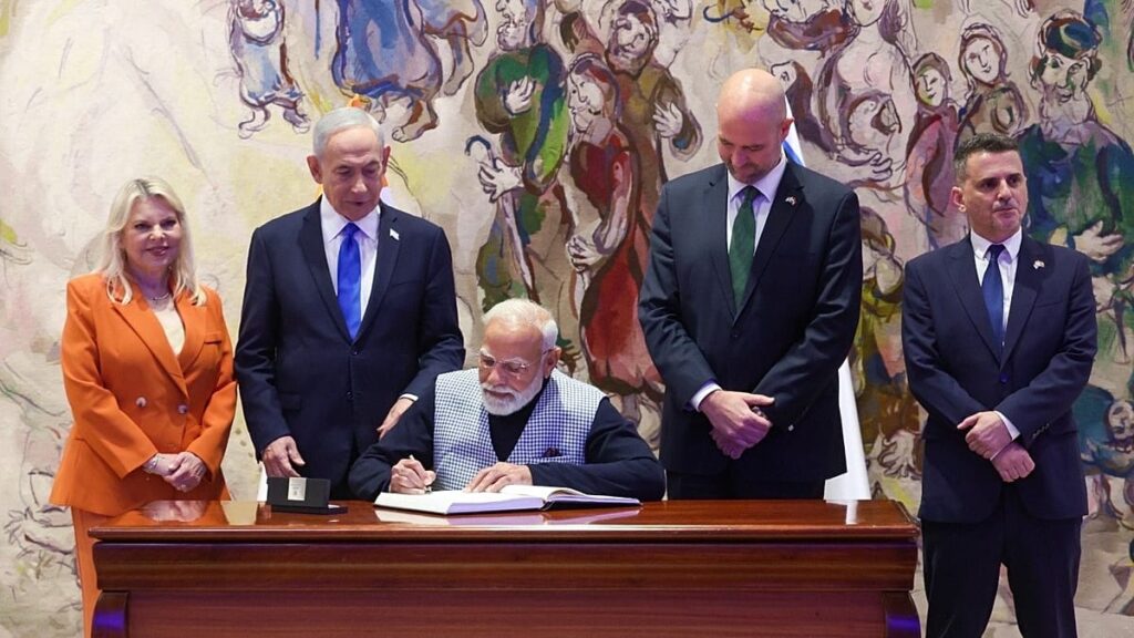 Netanyahu recebeu "irmão" Modi em Israel. Primeiro-ministro indiano quer cimentar relação "vital"