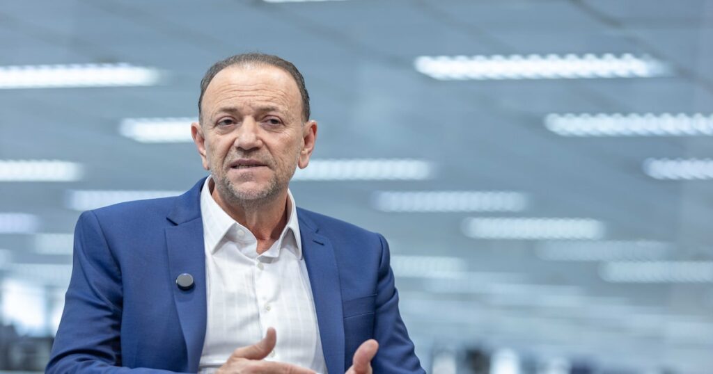 Presidente do PT diz que Flávio Bolsonaro ‘não nasceu da casca do ovo’ e cobra reação do partido
