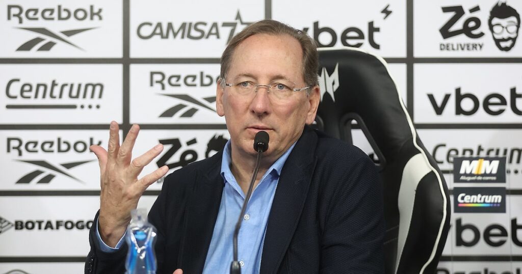 Textor comemora fim do transfer ban do Botafogo e esbanja otimismo: ‘Ambição que nos trouxe títulos’