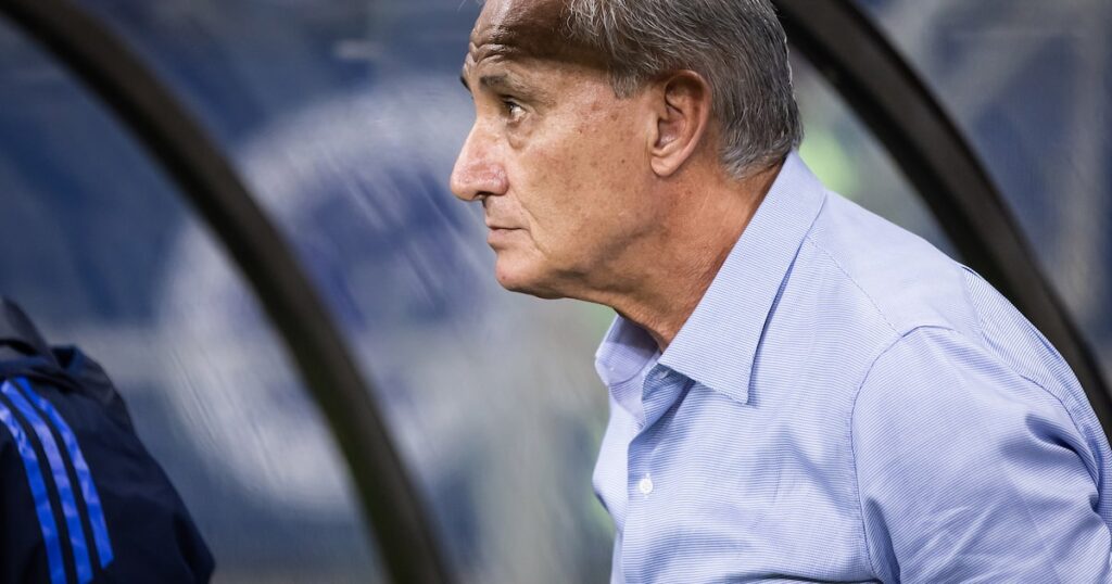 Tite, diretoria e jogadores do Cruzeiro se reúnem com torcida organizada antes de decisão do Mineiro