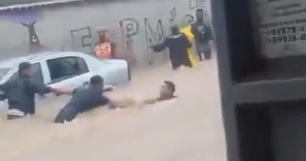 Vídeo: corrente humana salva homem de enxurrada em Paraty, no Rio de Janeiro