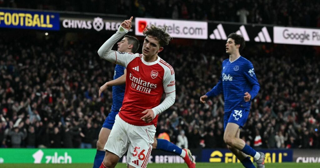 Arsenal bate Everton com gol de jovem de 16 anos e mantém vantagem na ponta do Inglês