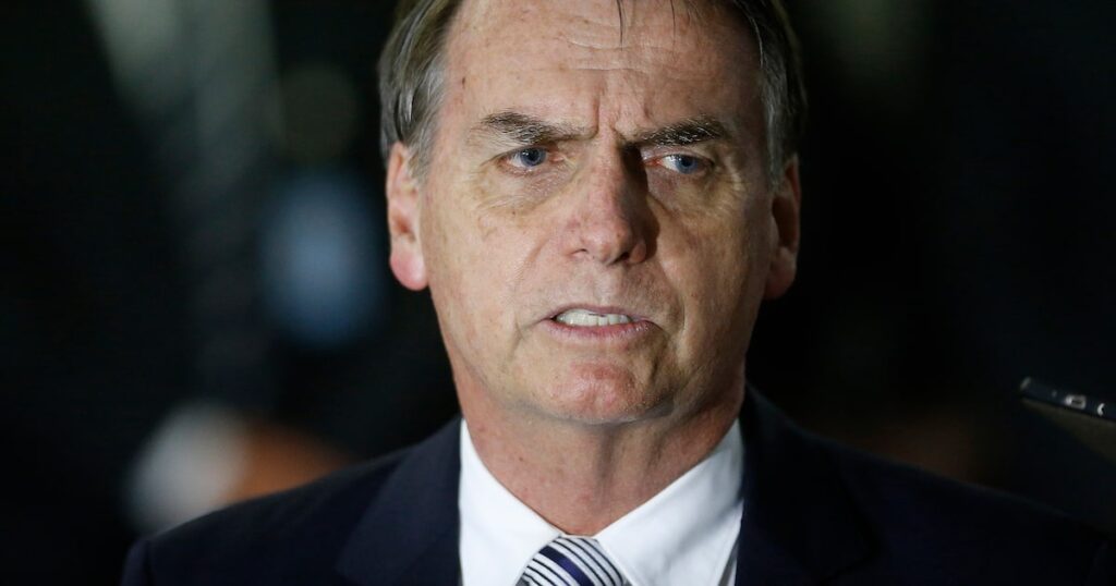 Bolsonaro voltou a apresentar soluço e tem voz fraca e aparência abatida, diz Flávio