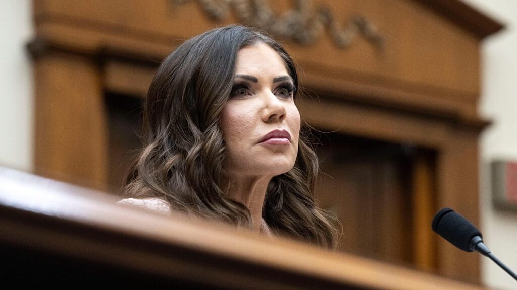 Donald Trump demite secretária de Segurança Interna Kristi Noem