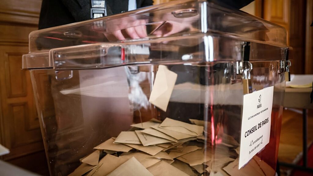 Eleições autárquicas francesas: Candidatos de Marselha e Paris desistem da segunda volta