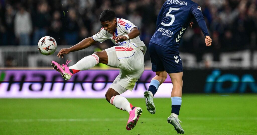 Endrick vira defensor com expulsão cedo, mas Lyon é eliminado nas oitavas da Liga Europa pelo Celta
