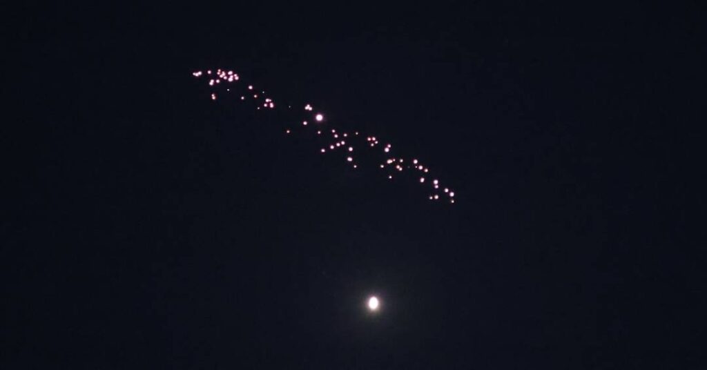 Irã ataca Tel Aviv com bombas de fragmentação em retaliação à morte de chefe de segurança