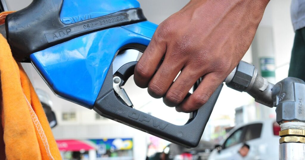 Leilão da Petrobras vende diesel R$ 1,80 por litro mais caro do que nas refinarias