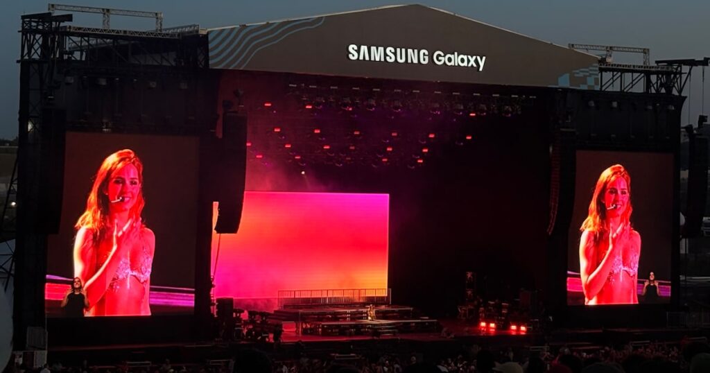Lollapalooza 2026: Addison Rae dança funk e prova que funciona melhor em fones de ouvido