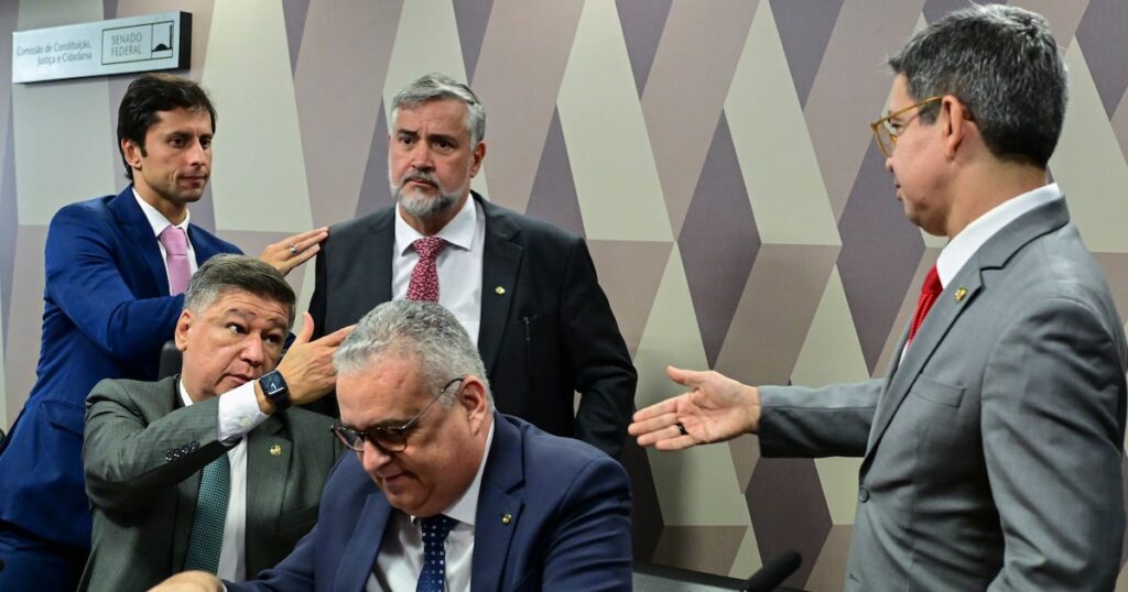 Oposição critica base de Lula por blindar Lulinha após revelação de viagem paga por Careca do INSS