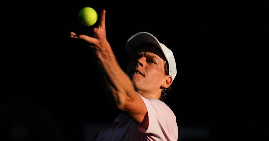 Sinner sofre diante de jovem americano, mas garante vaga nas quartas do Miami Open