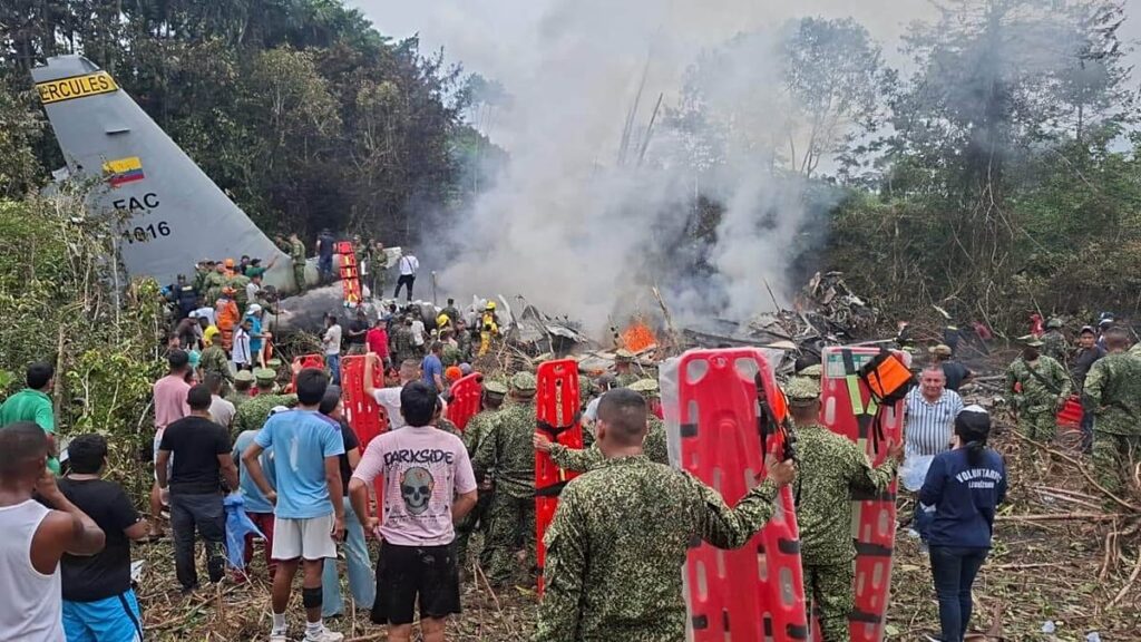 Vídeo. Colômbia: destroços em chamas após queda de avião militar