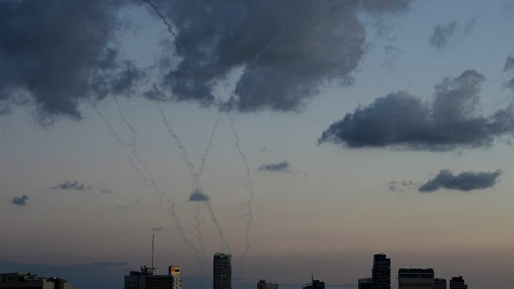 Vídeo. Israel interceta mísseis e explosões iluminam o céu de Telavive