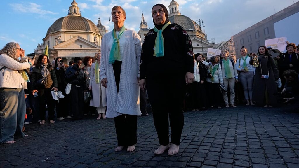 Vídeo. Marcha pela paz descalça junta mães palestinianas e israelitas em Roma