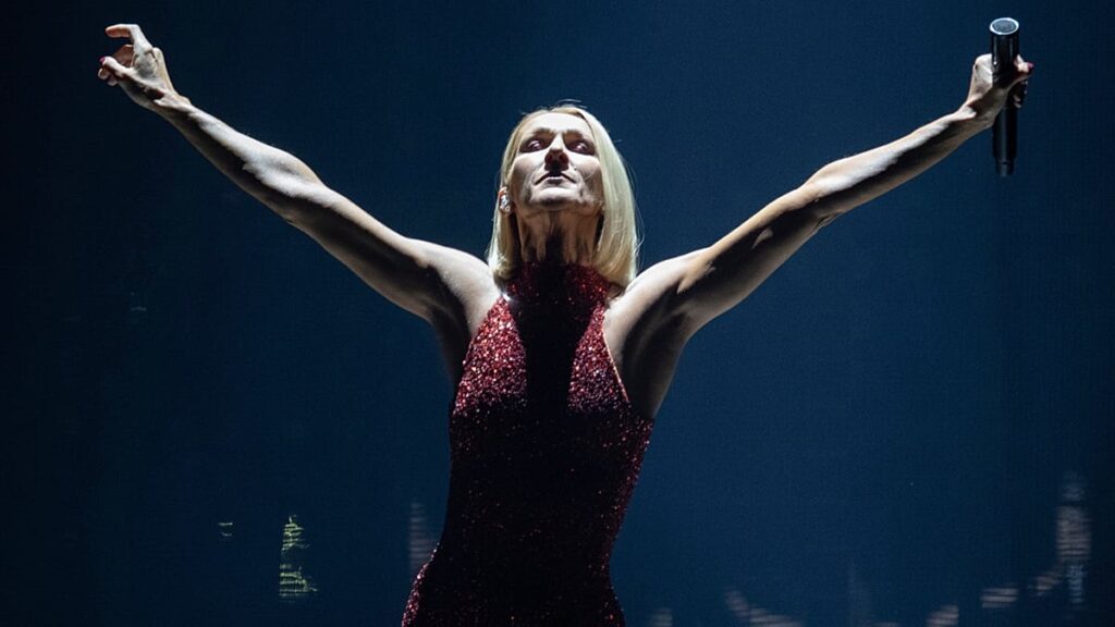 Vídeo. Paris: Torre Eiffel ilumina-se para o regresso de Céline Dion aos palcos