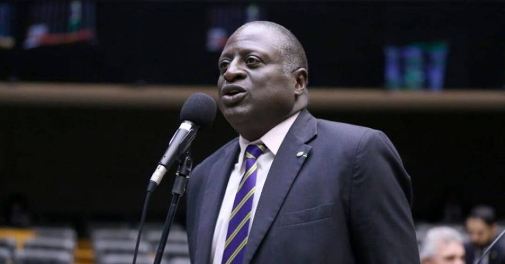 Bolsonarista quer convocar chefão da PF para falar sobre delegado envolvido na prisão de Ramagem
