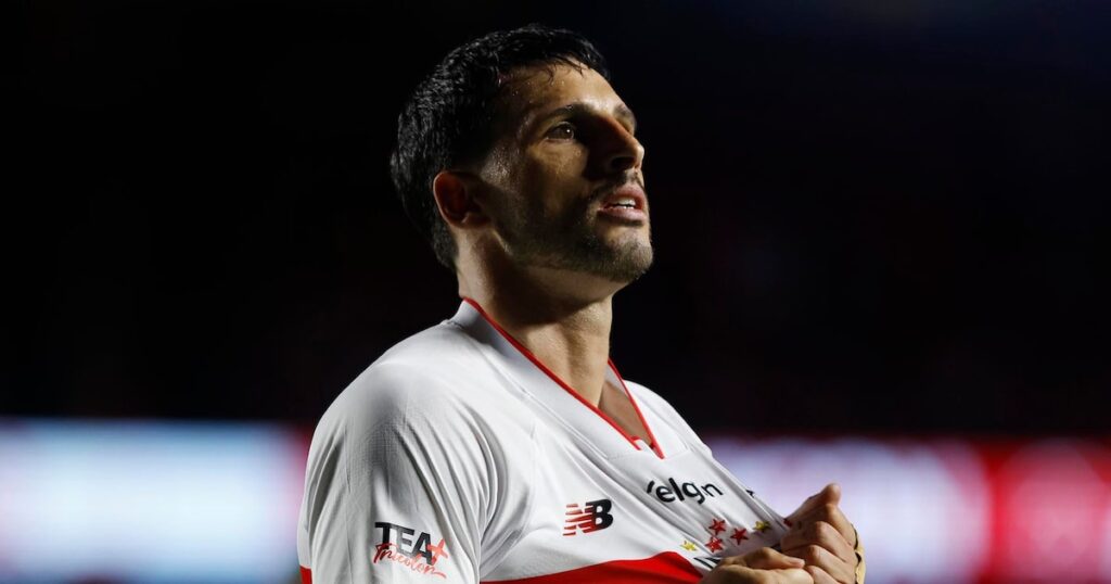 Calleri leva 8 pontos no supercílio após choque em São Paulo x Cruzeiro no Brasileirão