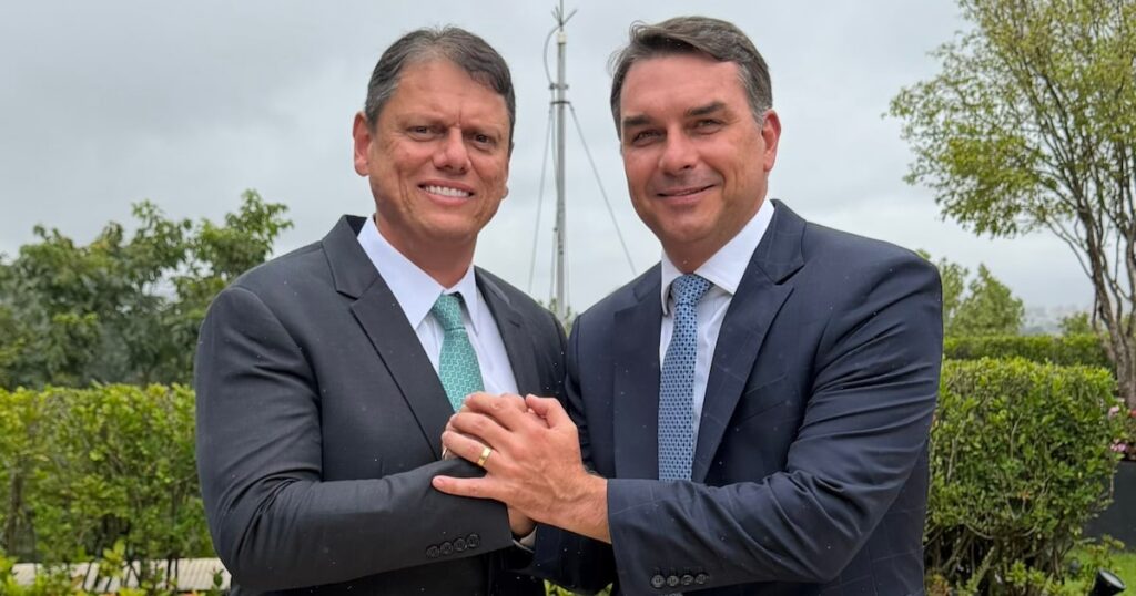 Flávio e Tarcísio fazem 1ª agenda de pré-campanha juntos e colocam Bolsonaro como protagonista