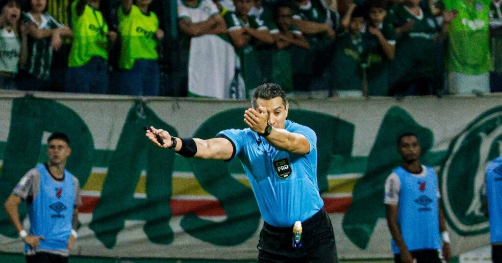 Foi o zagueiro do Palmeiras que derrubou o atacante do Athletico ou o contrário? Veja análise